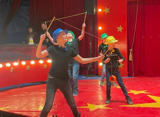 Clowns en acrobaten in circus Berlarini | RTV